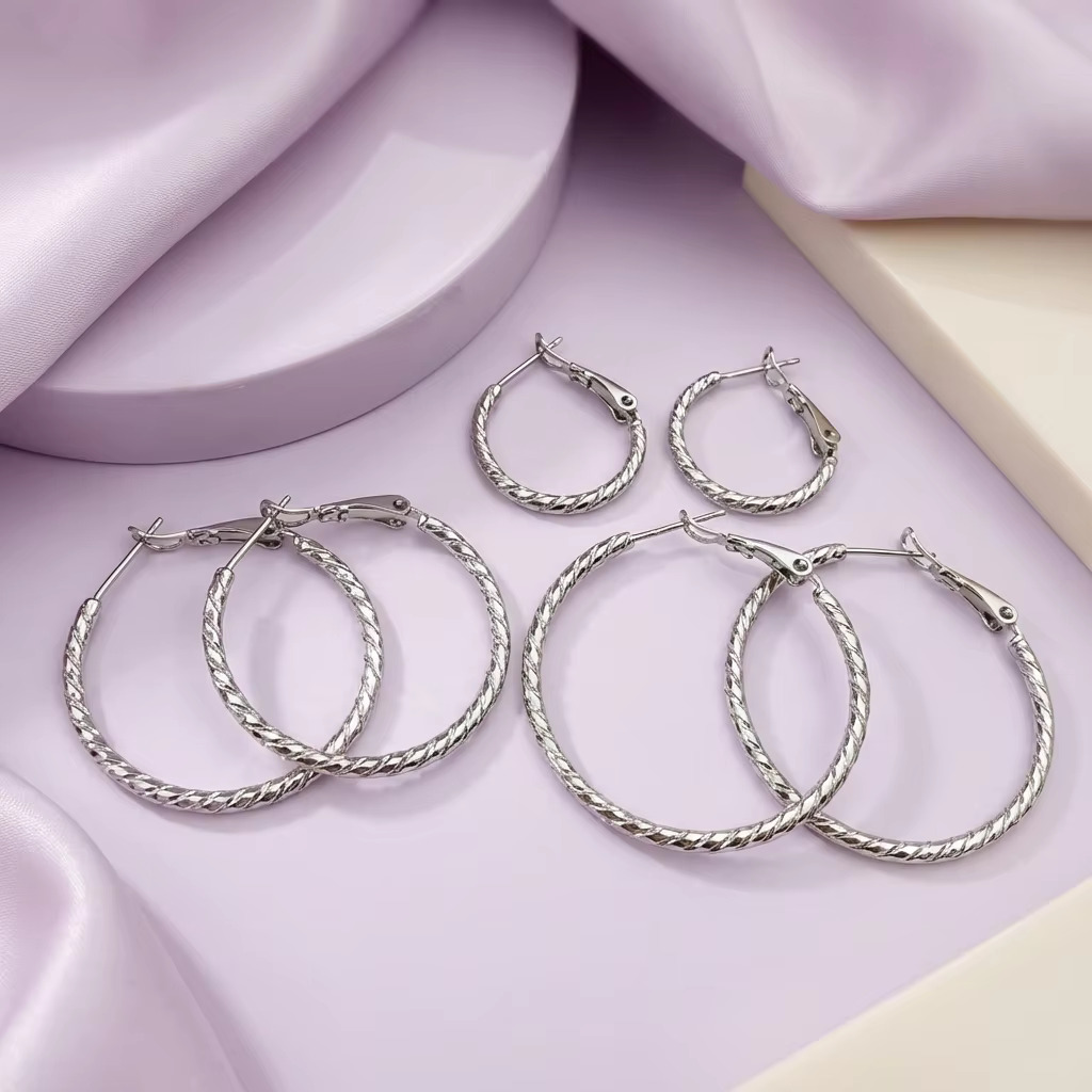 گوشواره حلقه ای نقره ای ژوپینگ در 3 سایز مختلف گوشواره حلقه ای نقره ای ژوپینگ در 3 سایز مختلف